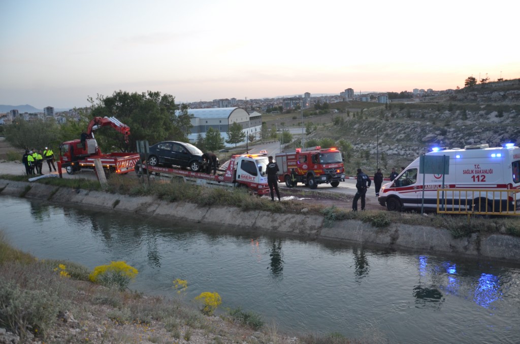 Su kanalına düşen sürücü öldü