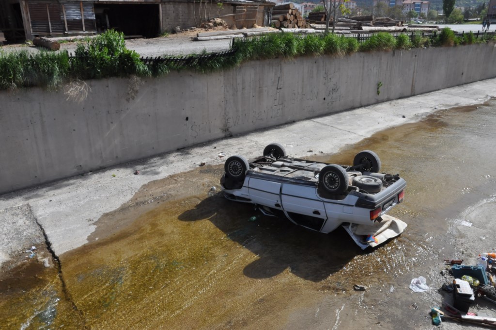 Kanala düşen otomobildeki 2 kişi yaralandı