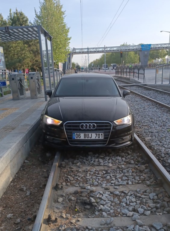 Tramvay yoluna giren alkollü sürücünün ehliyetine el konuldu