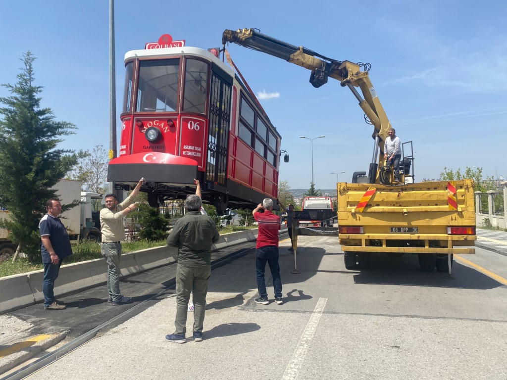 Gölbaşı'nda "nostaljik tramvay"ın ilk vagonu raya indirildi