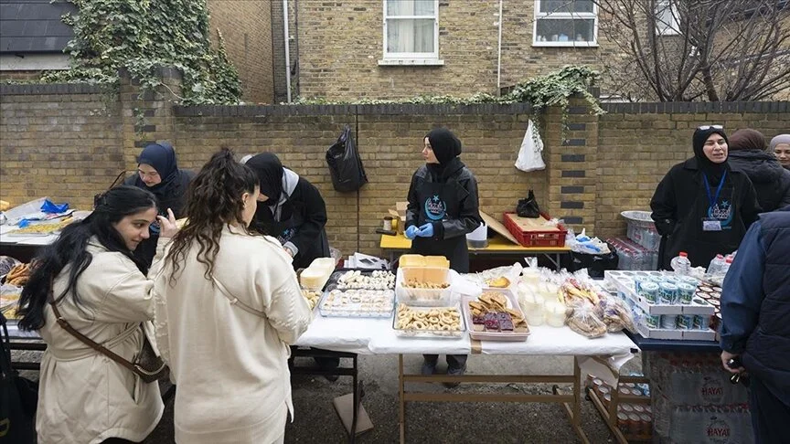 Depremde zarar gören okul için kermes düzenlendi