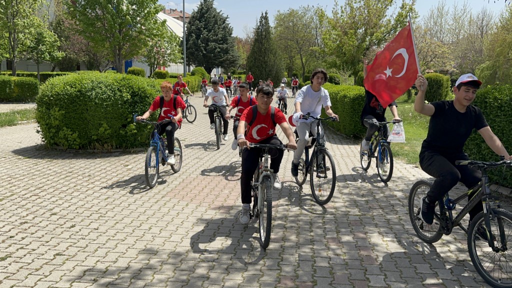 Gençler sağlıklı yaşam için pedal çevirdi