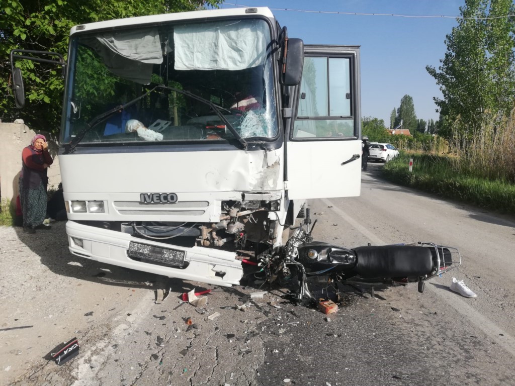 Midibüs ile motosiklet çarpıştı 2 kişi öldü