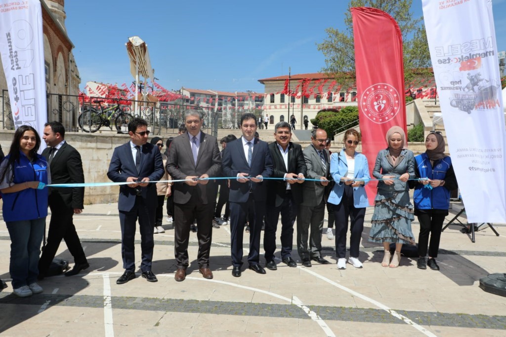 Gençlik Haftası kapsamında Gençlik Merkezleri Sergisi açıldı