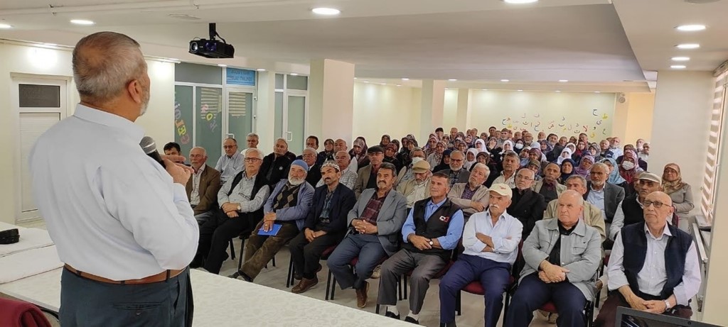 Hac ibadetini ifa edecek hacı adaylarına seminer düzenlendi.