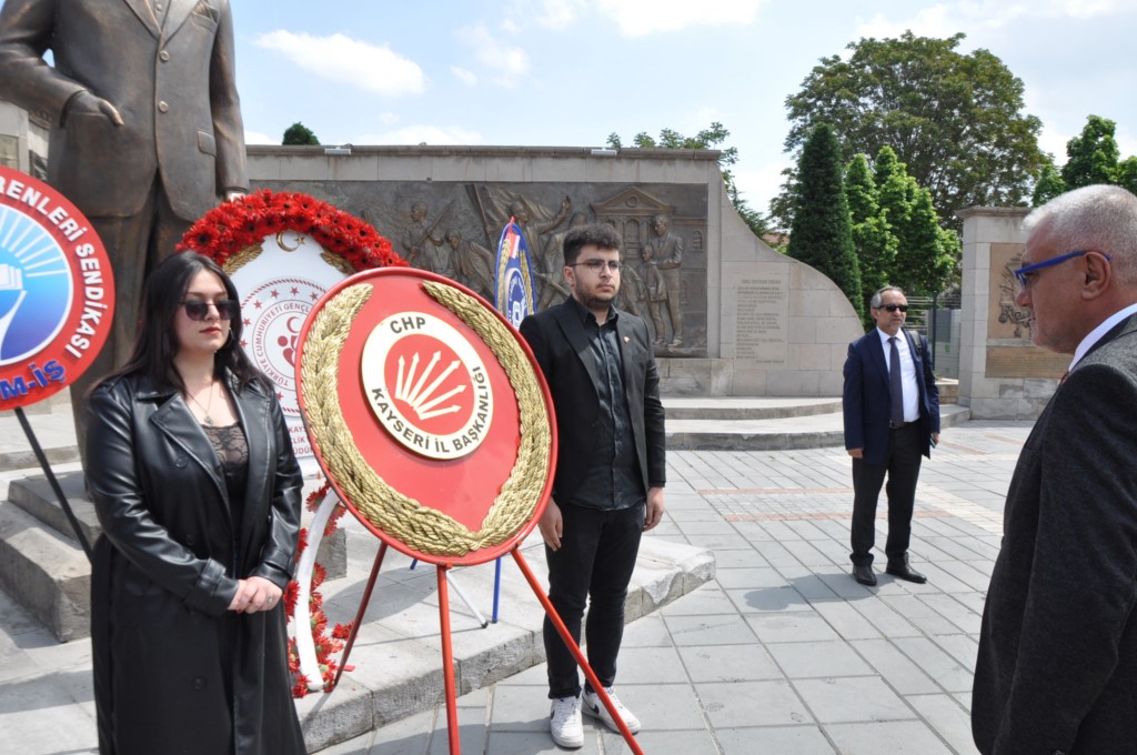 CHP Kayseri İl Başkanlığınca 19 Mayıs dolayısıyla Atatürk Anıtı'na çelenk sunuldu