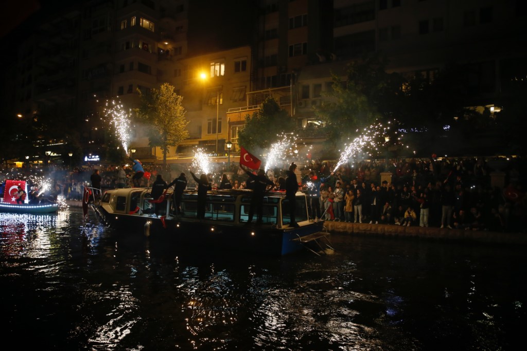 Botlarla fener alayı