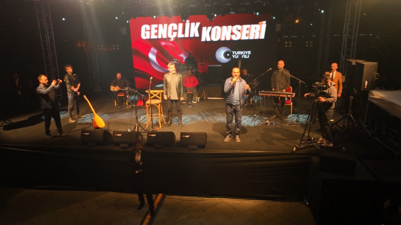 Konyalılar Uğur Işılak konserinde coştu