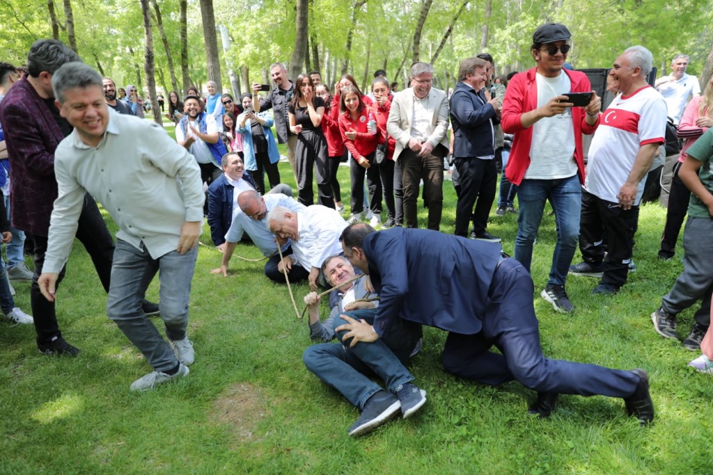 Gençlik şöleninde kurum müdürlerinin çektiği halat koptu