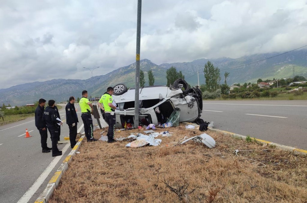 Otomobilin aydınlatma direğine çarptığı kazada 5 kişi yaralandı