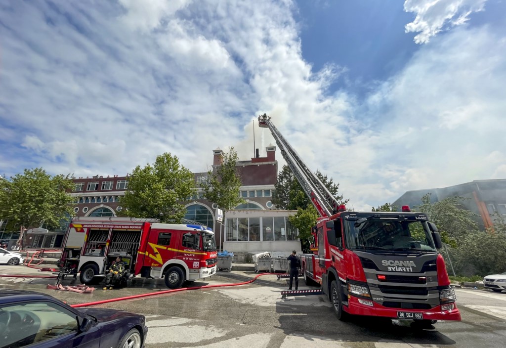 Özel bir hastanenin çatısında yangın çıktı