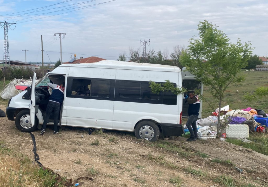 Tarım işçilerini taşıyan minibüs devrildi