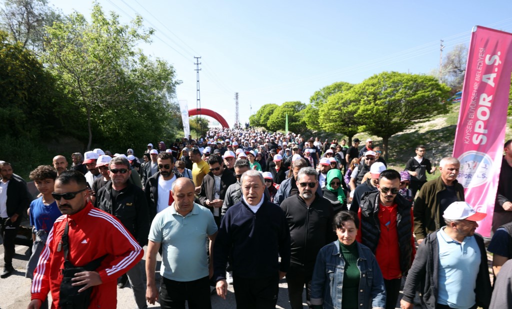 Milli Savunma Bakanı Akar, "Doğa Seni Çağırıyor" yürüyüşüne katıldı