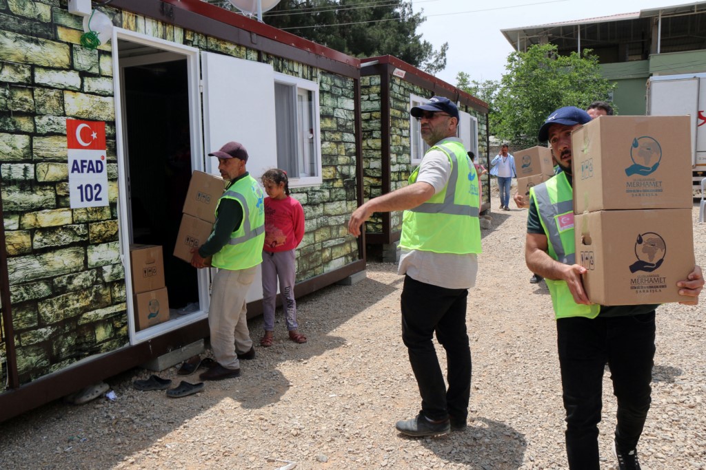 Deprem bölgesine yardımlar devam ediyor