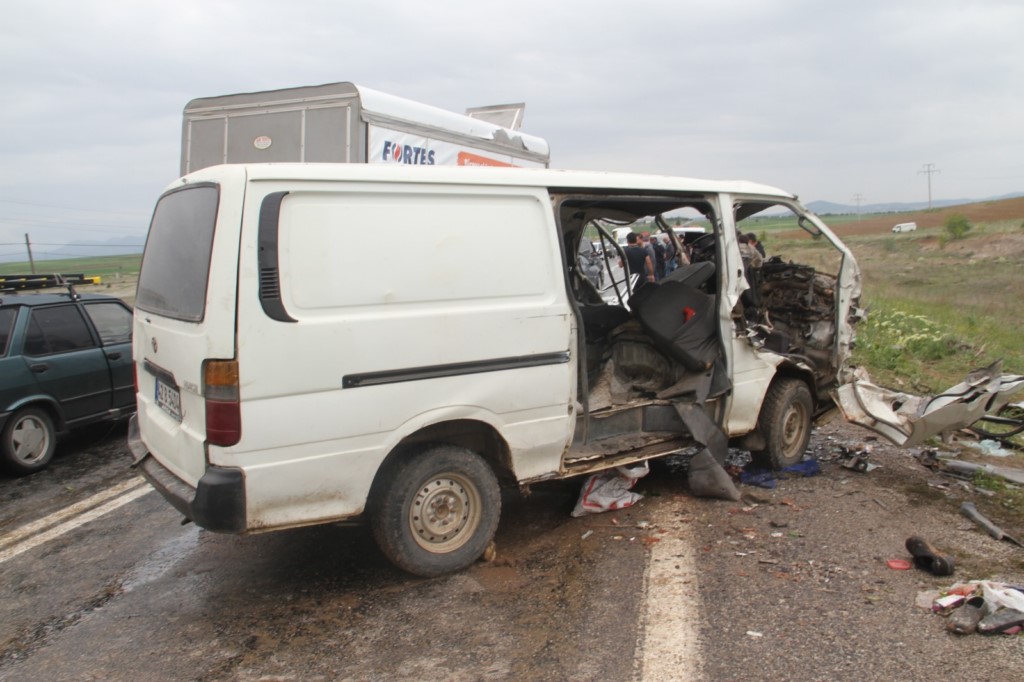 Tarım işçilerini taşıyan minibüsle kamyonet çarpıştı, 2 kişi öldü