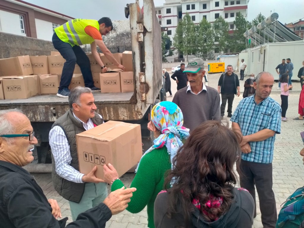 Deprem bölgelerine destekler sürüyor