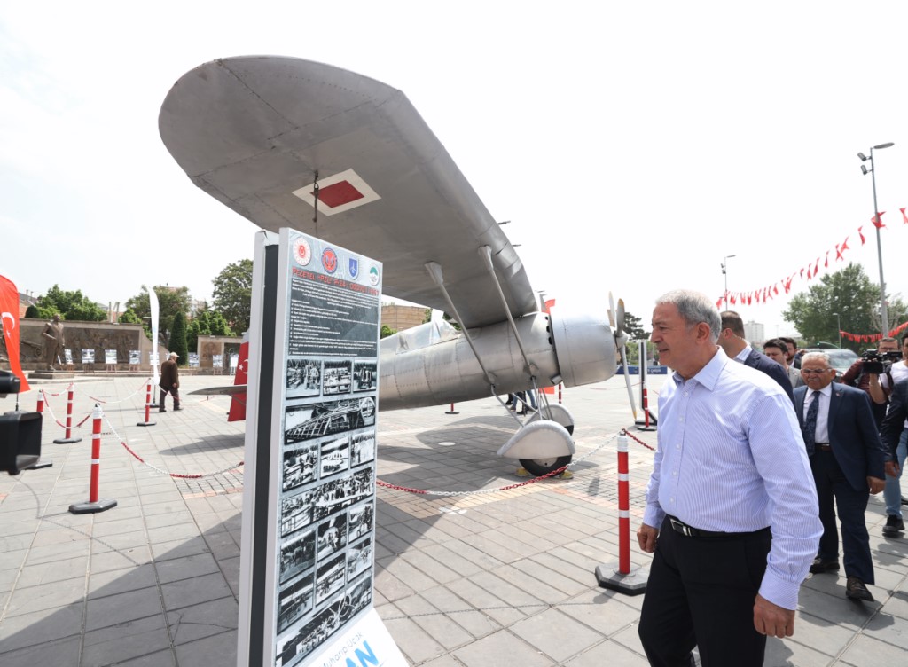 Bakan Akar, Kayseri Cumhuriyet Meydanı'nda sergilenen uçağı inceledi