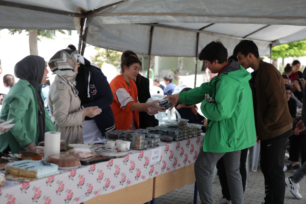 Deprem bölgesindeki okulları için kermes düzenlendi