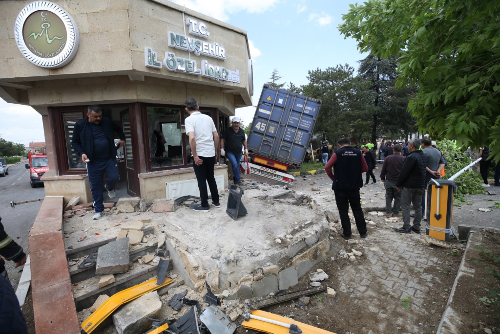 Tırın İl Özel İdaresinin bahçesine girmesi güvenlik kamerasında