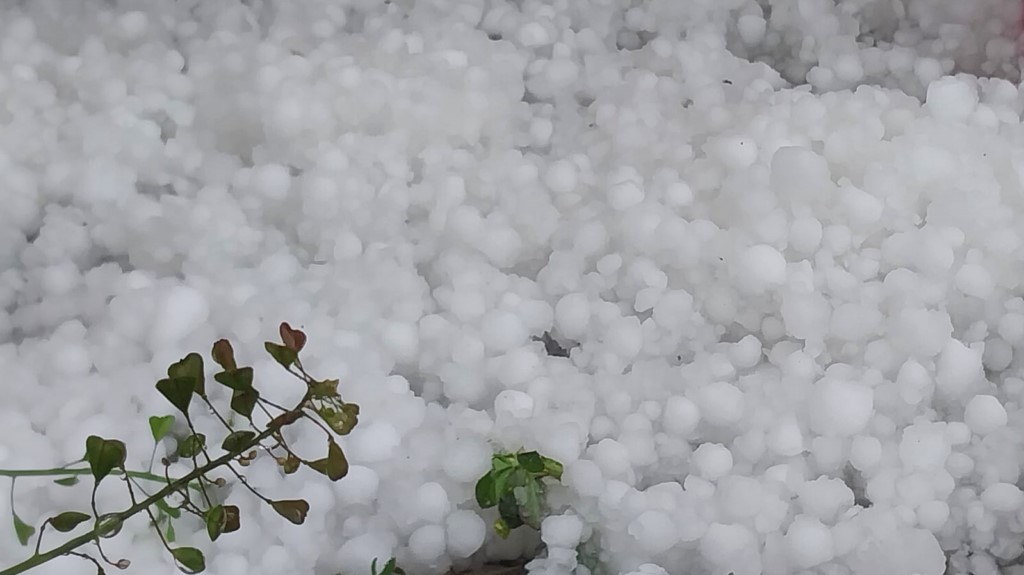 Doğanşar ve Koyulhisar'da dolu etkili oldu