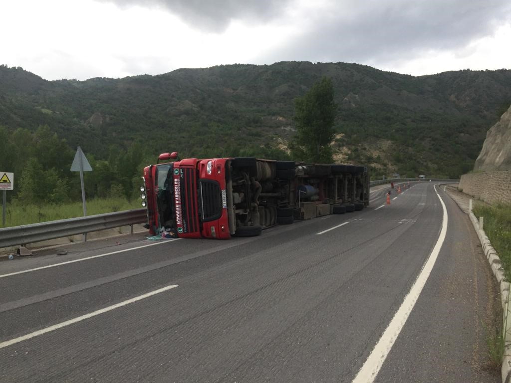 Devrilen tırın sürücüsü yaralandı