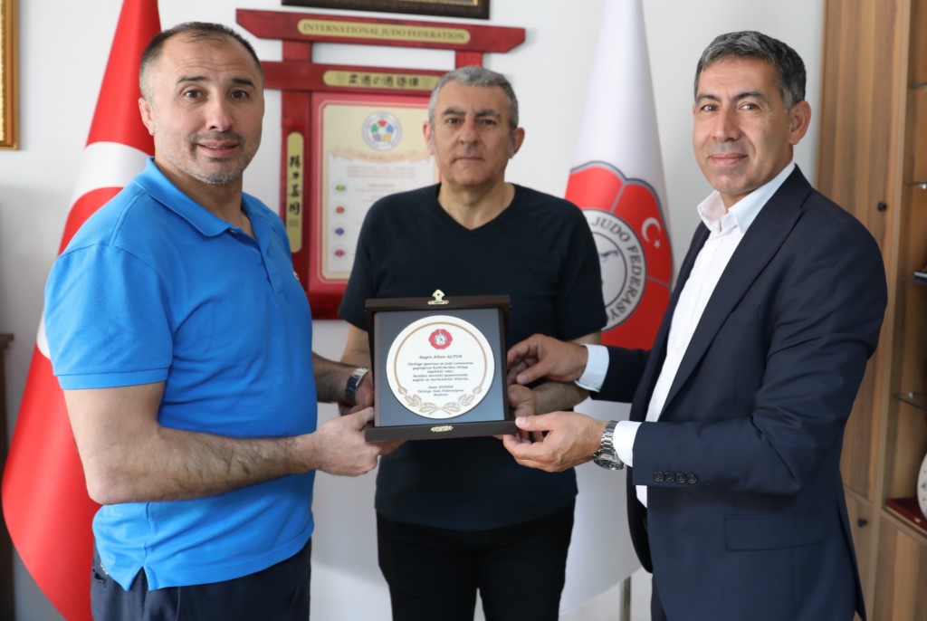 Türkiye Judo Federasyonu Başkanından teşekkür plaketi