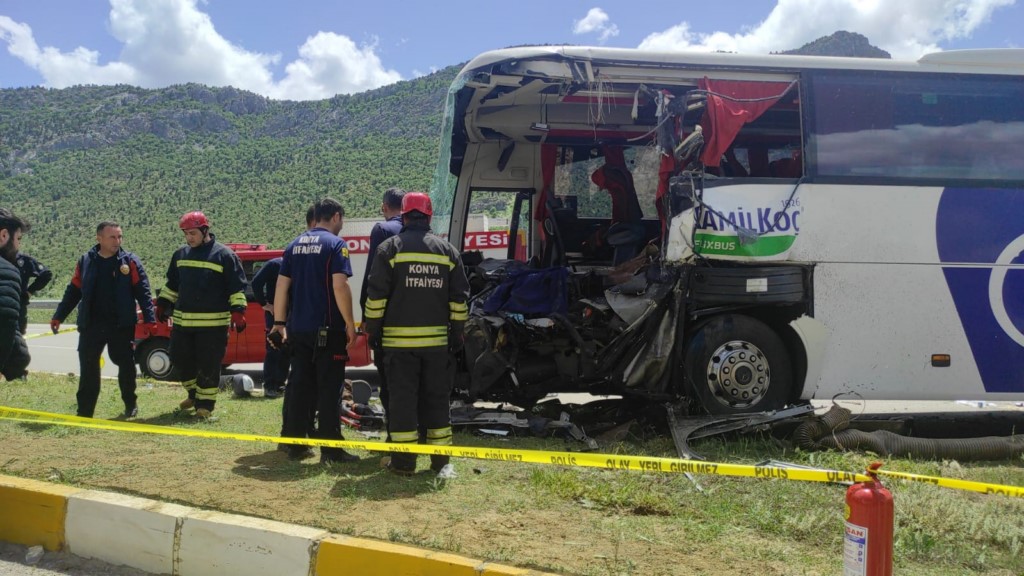 Otobüsün kamyona çarpması sonucu 1 kişi öldü, 15 kişi yaralandı