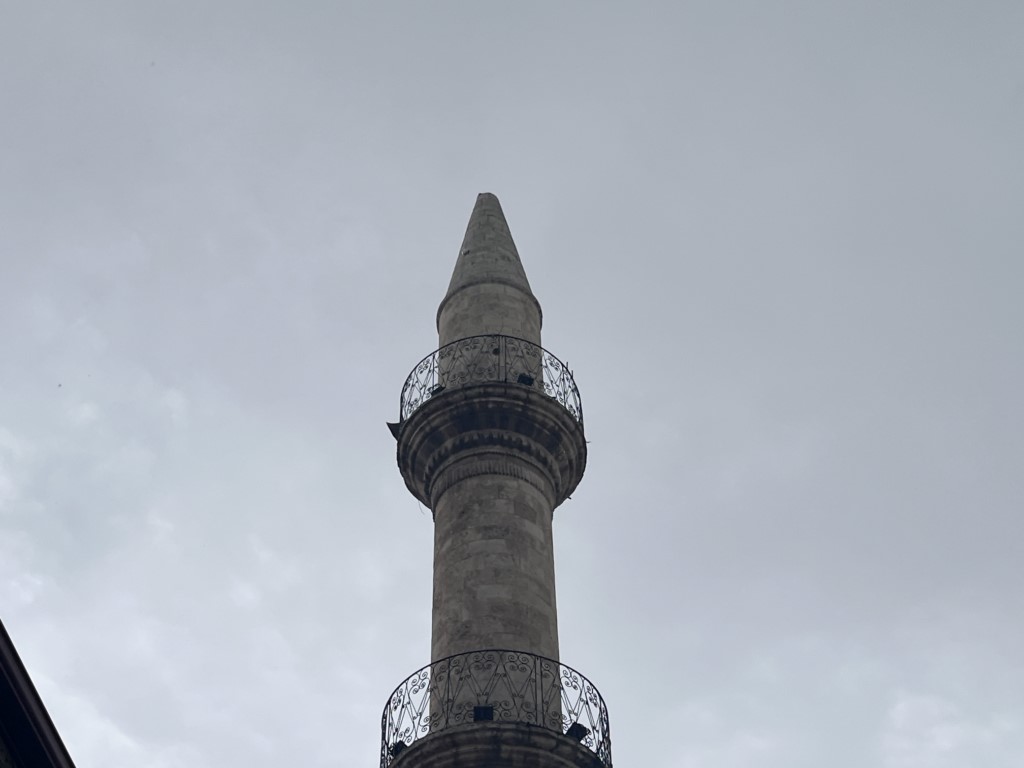 Yıldırım düşen caminin minaresi zarar gördü