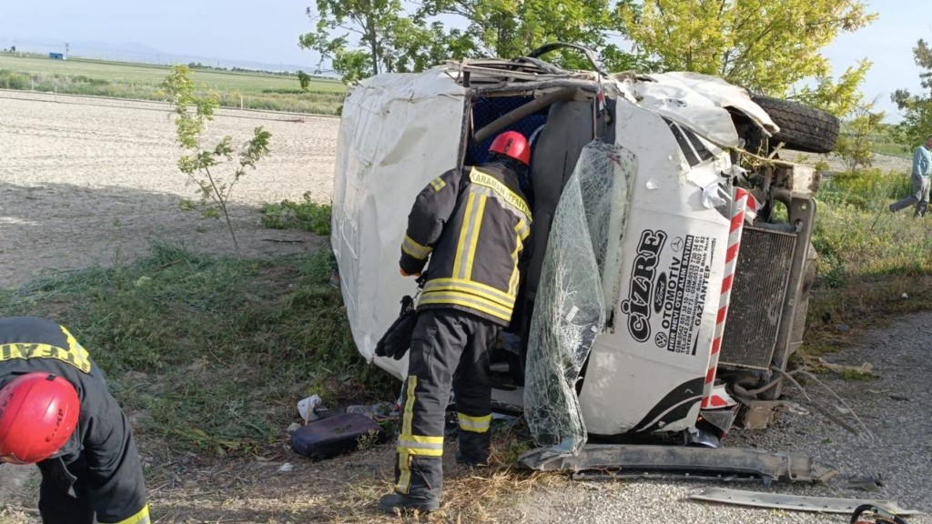 Tarım işçilerini taşıyan minibüsün devrilmesi sonucu 16 kişi yaralandı