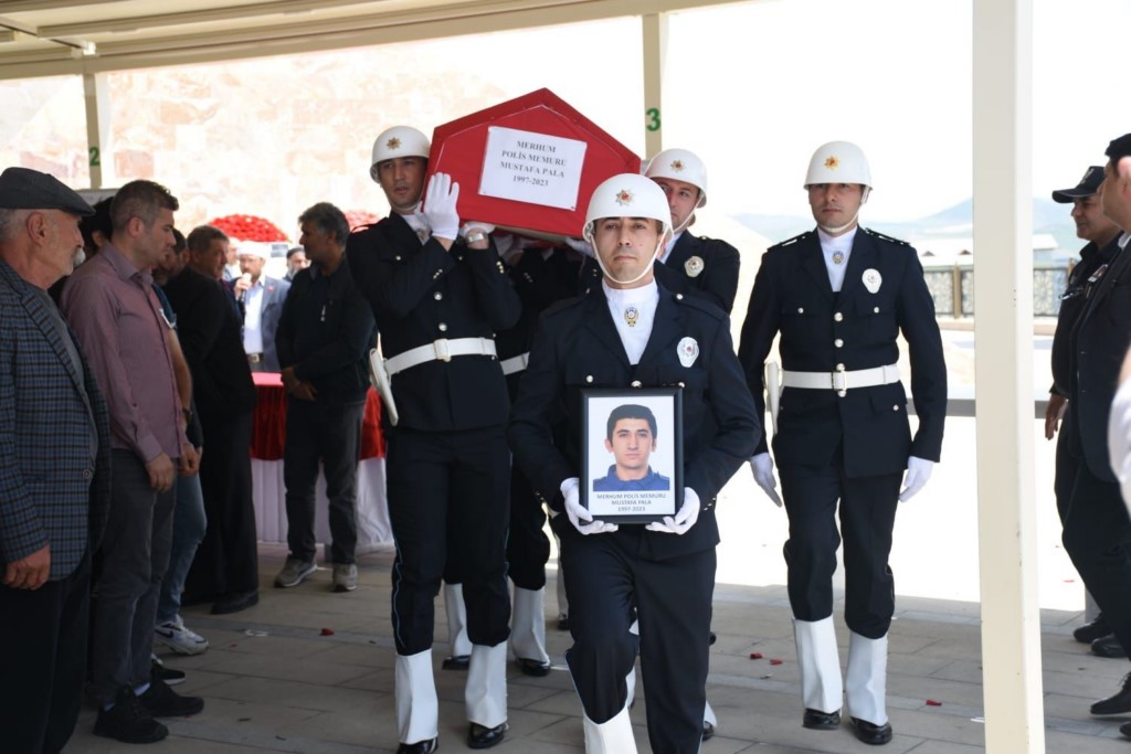 Trafik kazasında ölen polis memuru memleketi Sivas'ta toprağa verildi