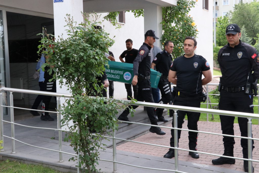 Balkondan düşen anne ve iki çocuğu yaşamını yitirdi