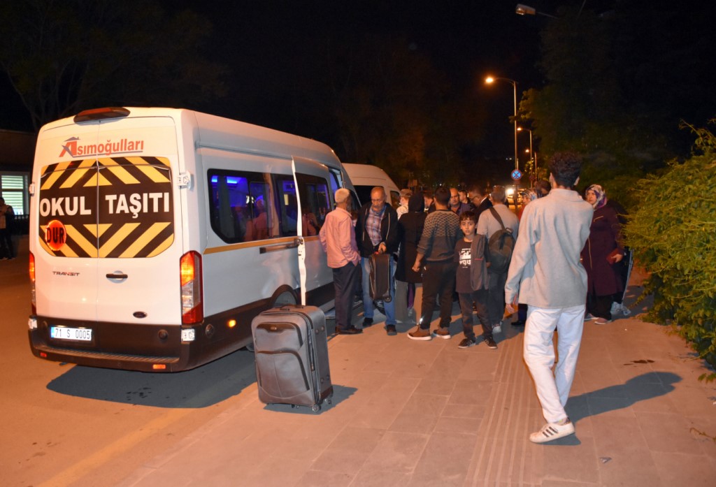 Depremzedeler oy kullanmak için memleketlerine gitti