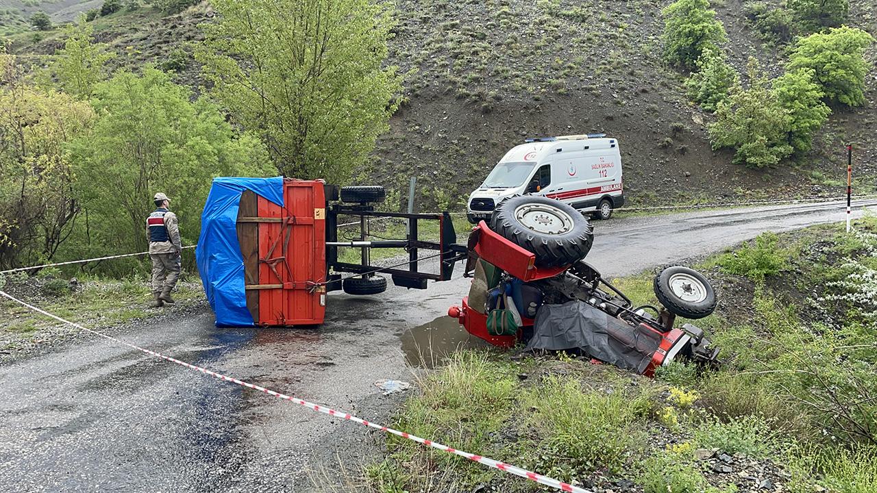 Devrilen traktörün altında kalan sürücü hayatını kaybetti