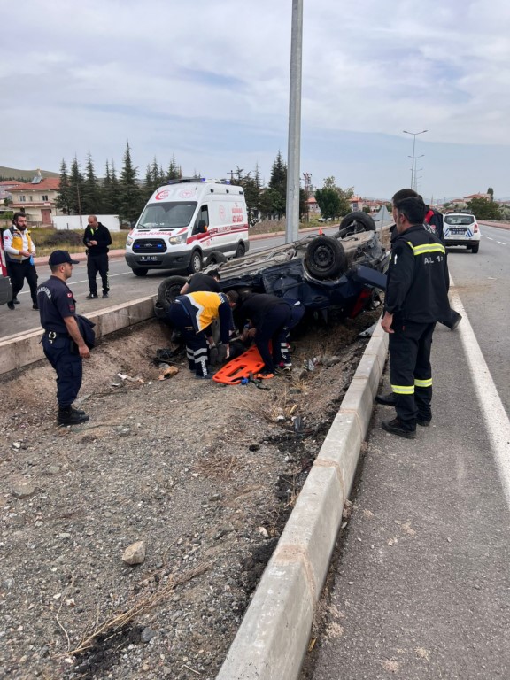 Otomobilin devrilmesi sonucu 1 kişi öldü, 1 kişi yaralandı