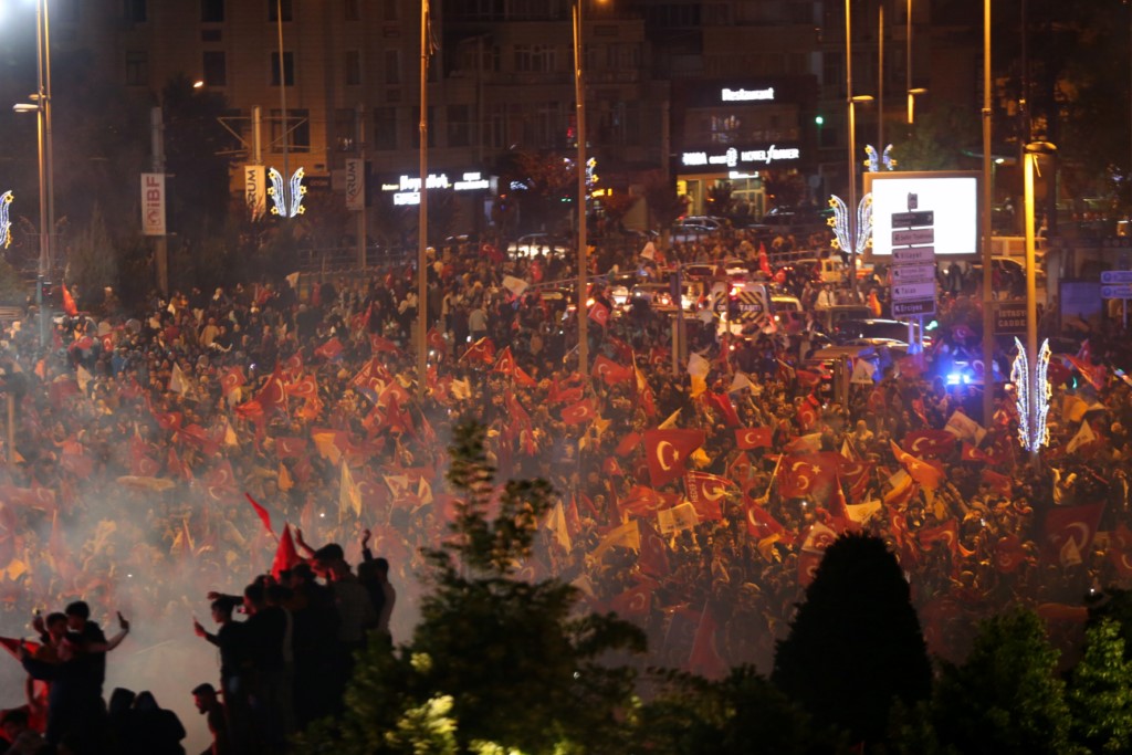 Cumhurbaşkanı Erdoğan'ın seçim başarısı Türkiye genelinde kutlandı