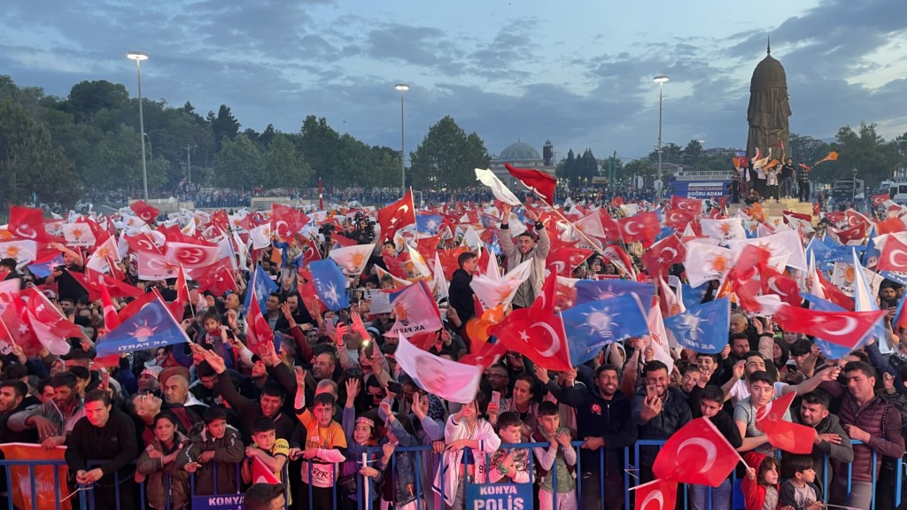 Meydanlarda toplanan vatandaşlar sevinç gösterisinde bulundu