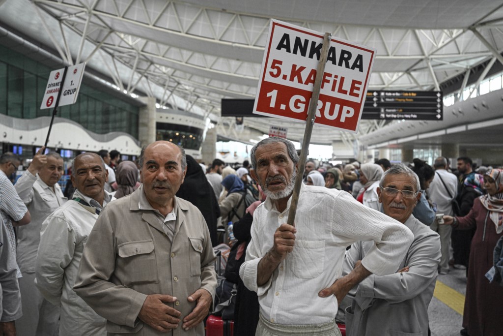 Ankara'dan ilk hac kafilesi dualarla uğurlandı