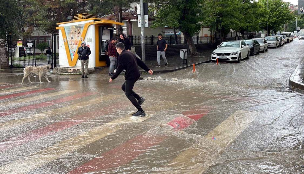 Kırıkkale kent merkezinde sağanak etkili oldu