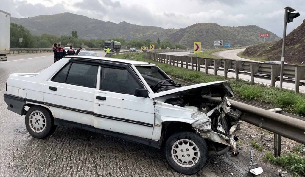 Bariyerlere çarpan otomobildeki 4 kişi yaralandı