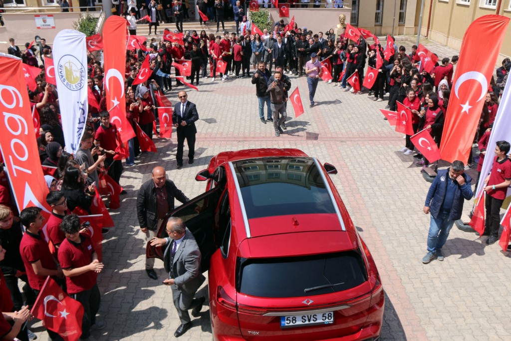 Türkiye'nin yerli otomobili Togg, öğrencilere tanıtıldı