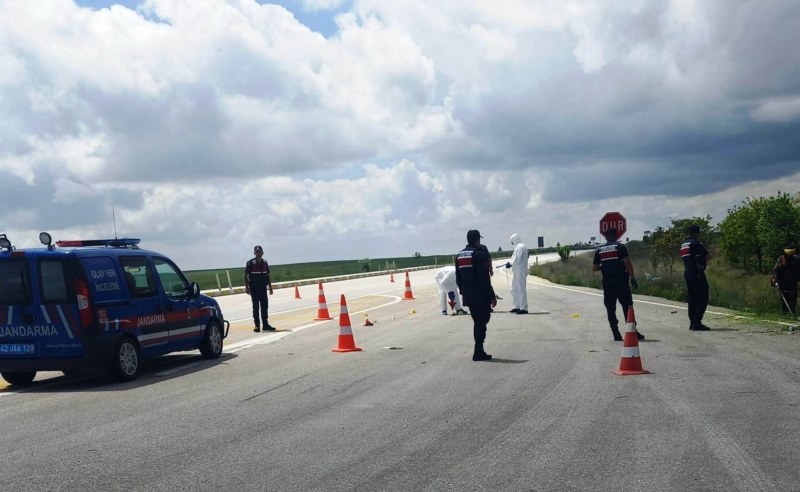 Yol kenarında bıçaklanıp yakılmış bir kadın ve erkek cesedi bulundu