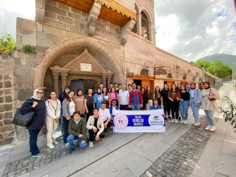 Fen Lisesi öğrencileri Kayseri'nin tarihi mekanlarını gezdi