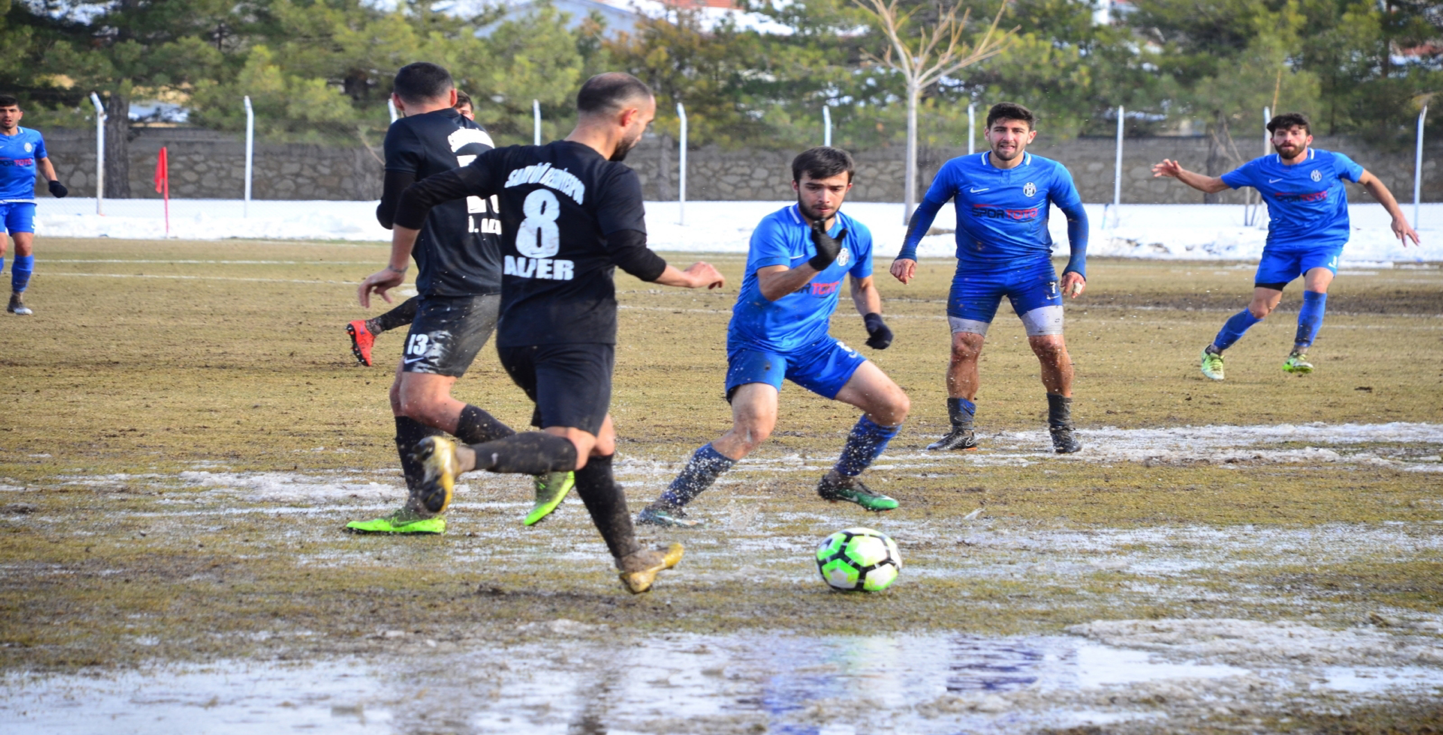 Bataklıkta futbol