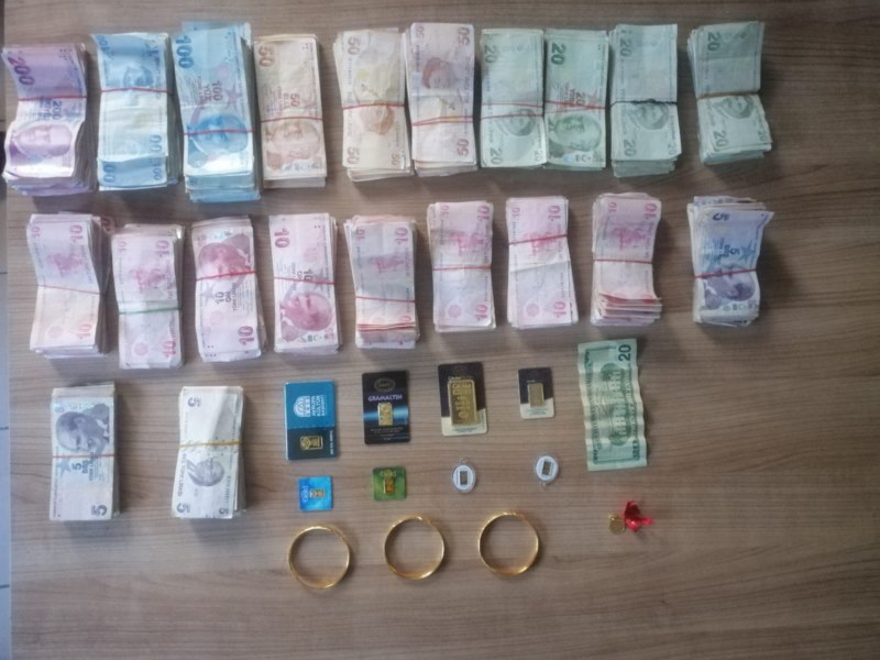 Yaşlı kadının unuttuğu para dolu poşet, polis ekiplerince bulundu