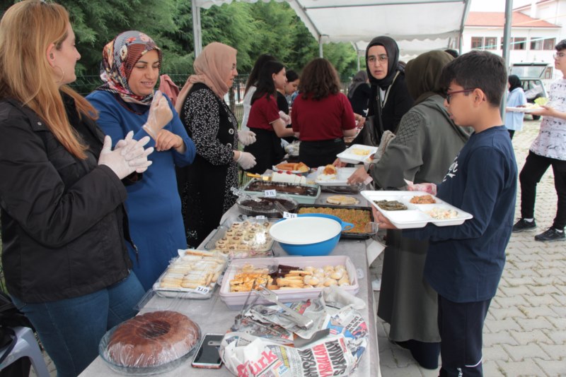 Depremzedeler yararına kermes düzenlendi