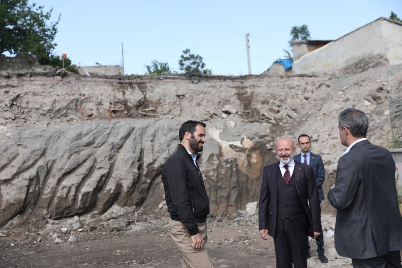 Çolakbayrakdar, yeni yapılan parkı inceledi