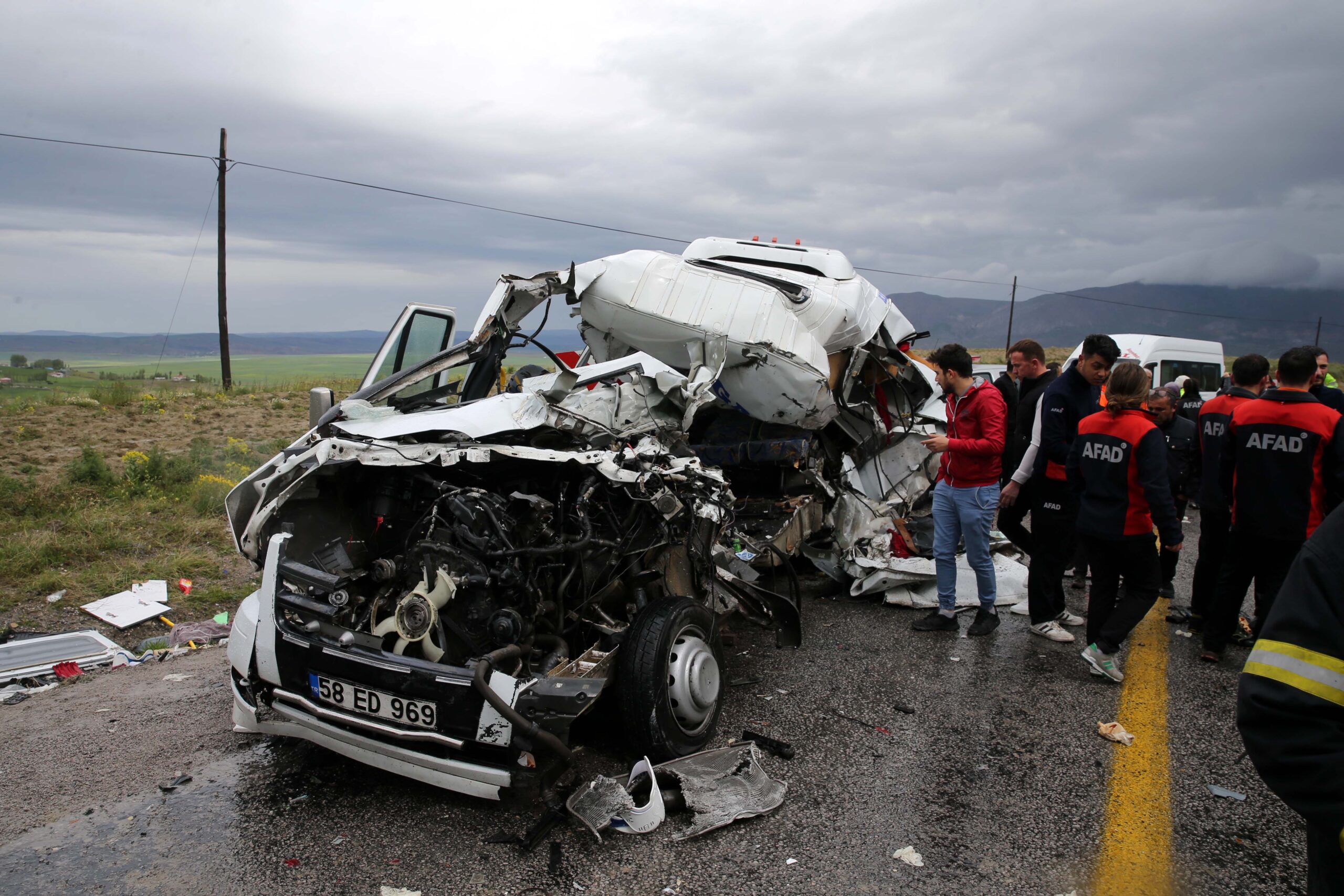 Tırın otomobile çarpması sonucu 1 kişi öldü, 4 kişi yaralandı