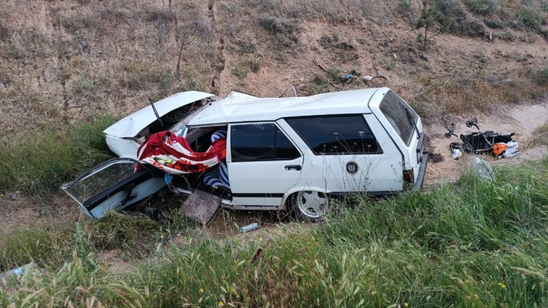 Yol kenarına savrulan otomobildeki 4 kişi yaralandı