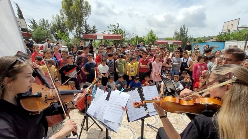 Hatay'daki çocuklara müzikli moral