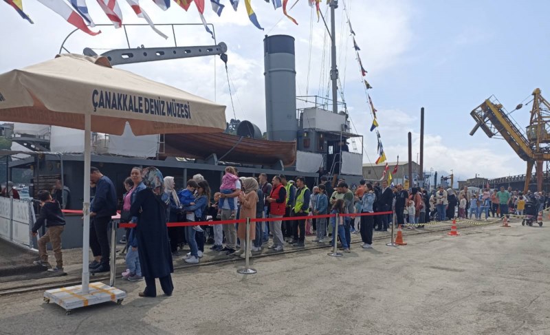 TCG Nusret Müze Gemisi'ne vatandaşlardan yoğun ilgi